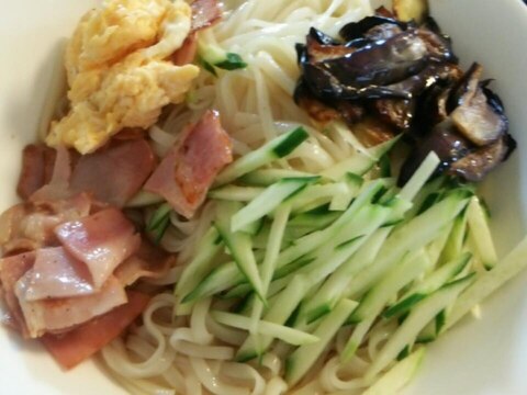 彩り鮮やか具だくさんうどん